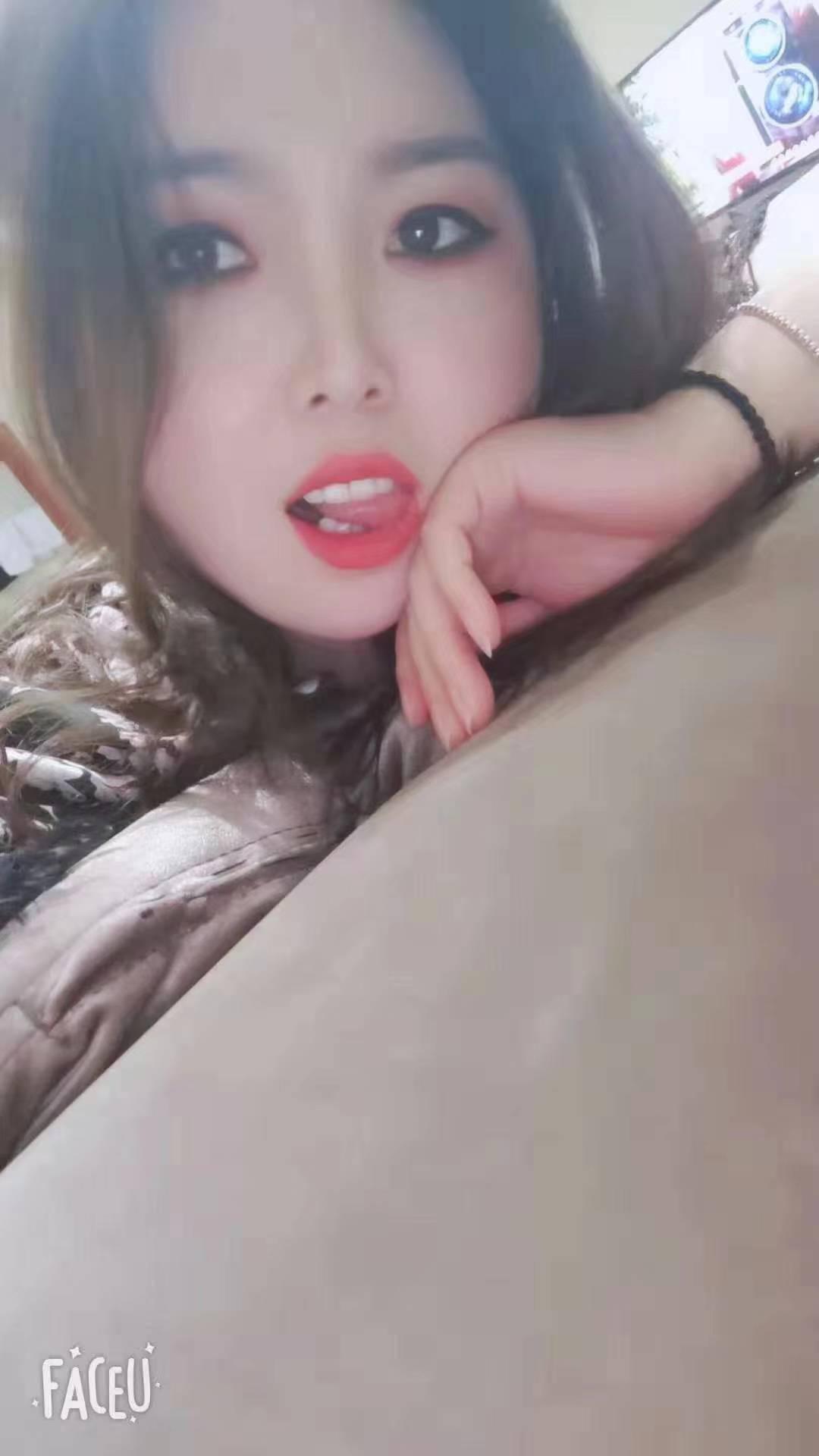 分享圆脸丰满妹子